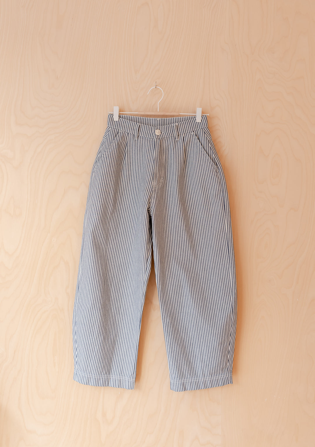 Pantalon large "Barrel" en denim rayé chevrons
