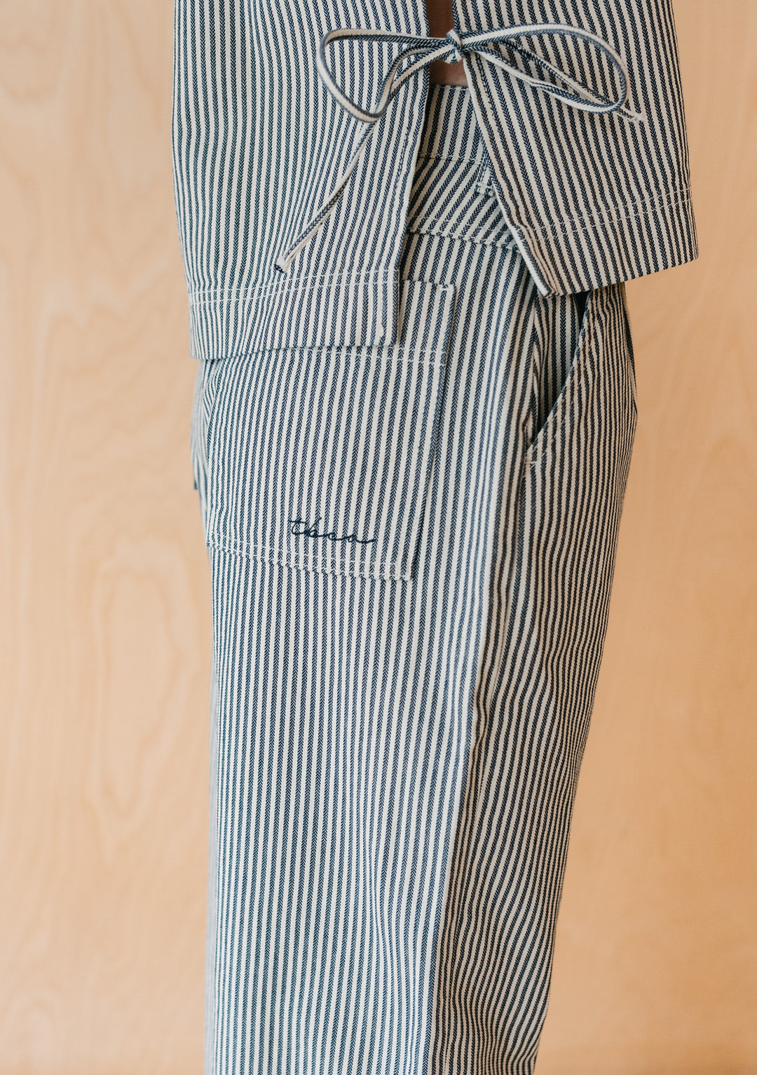 Pantalon large "Barrel" en denim rayé chevrons