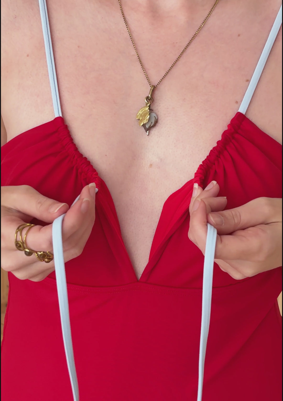 Roter und blauer Badeanzug mit Raffungen