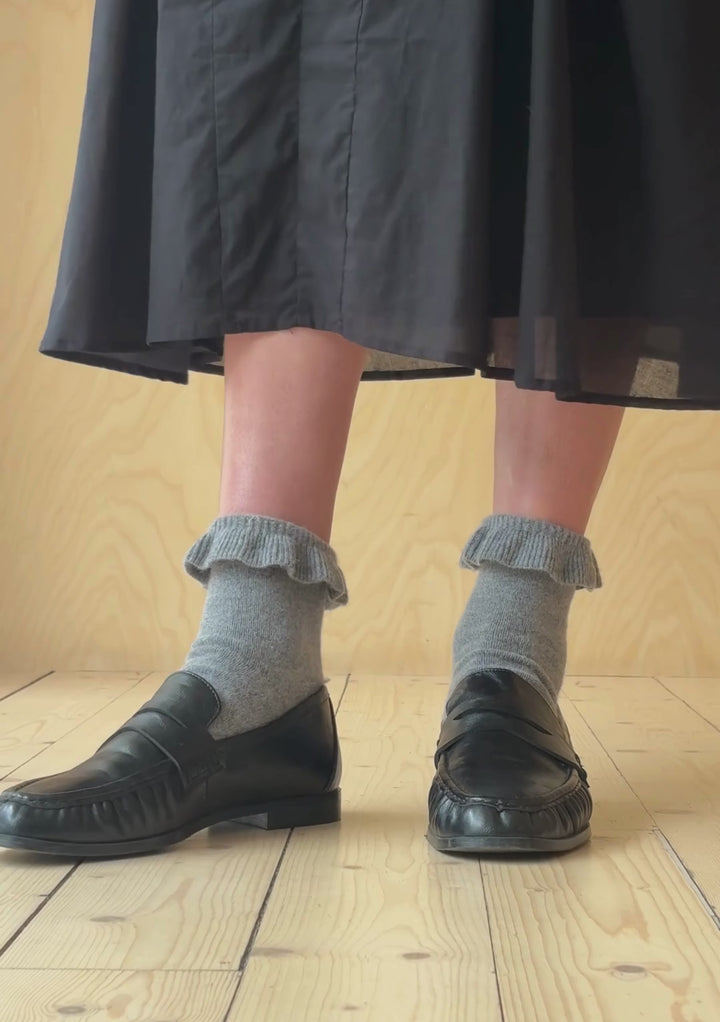 Socken aus Merinowolle in Anthrazit mit Rüschen