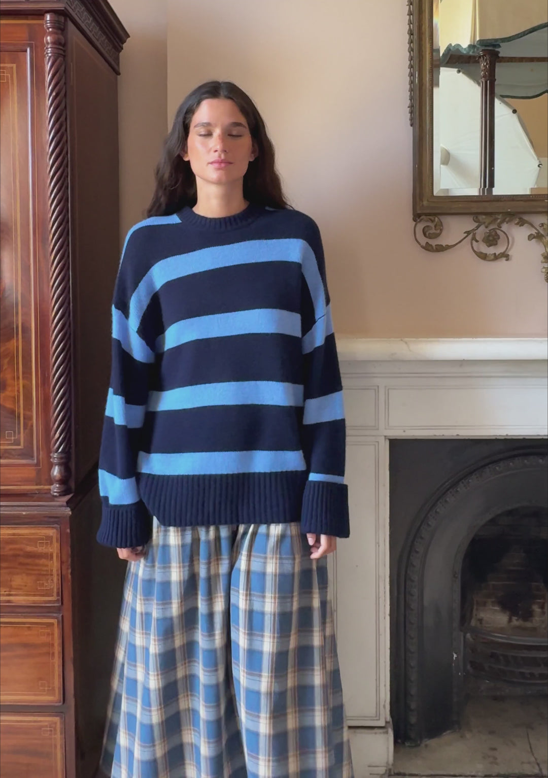 Kaschmir-Rundhals-Pullover in Marineblau und Blau gestreift