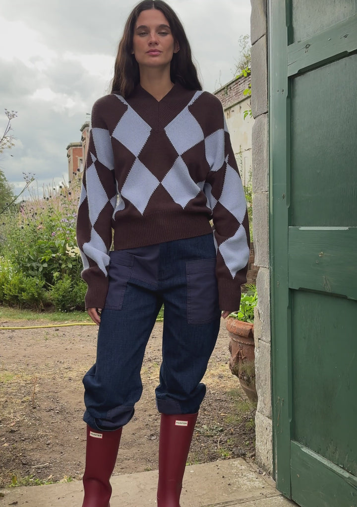 Pull court en laine mérinos à col en V, motif losanges marron et bleu